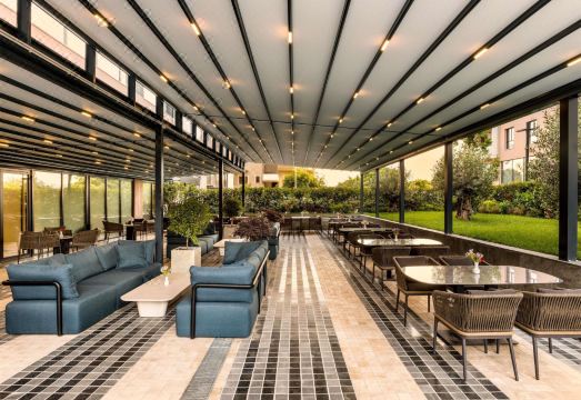 Mercure Tirana의 야외 수영장 모습