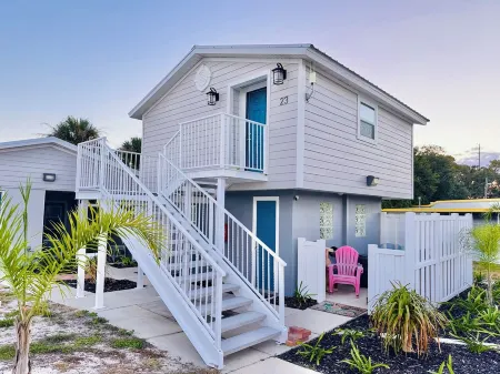 Cottage 23: The Lighthouse - Waterfront Lodging in Downtown Tavares, FL