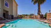 Best Western Plus Crown Colony Inn  Suites - Kolam Renang