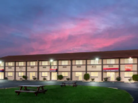 Red Roof Inn & Suites Wapakoneta Hotels in Auglaize County