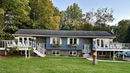 Completely Remodeled Lake House w 3 bedrooms 2 bath,  deck & amazing beach view