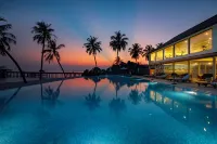Reethi Faru Resort - Pools