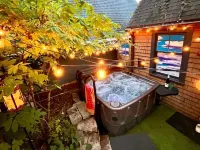 SevenTwenty: Hot Tub under the Stars - Appleton’s Cozy Hideaway