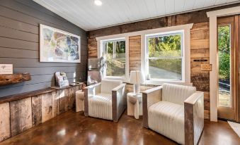 Rustic River Retreat • Hot Tub • Arcade • Beach
