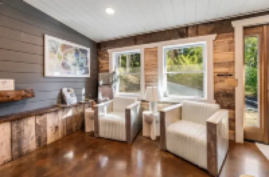 Rustic River Retreat • Hot Tub • Arcade • Beach