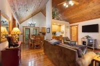 Simons Treetop Cabin 2 Bdr in Popular Resort!