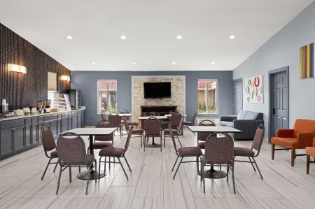 Super 8 by Wyndham Fort Wayne Отели рядом с достопримечательностью «Allen County Public Library»