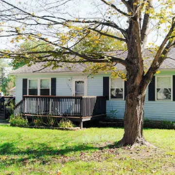 Blue Heron Cottage with Game Room, Deck and Hot Tub!