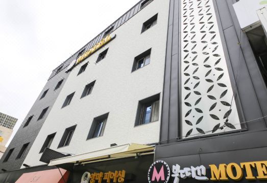 엠부띠끄 주변 시설