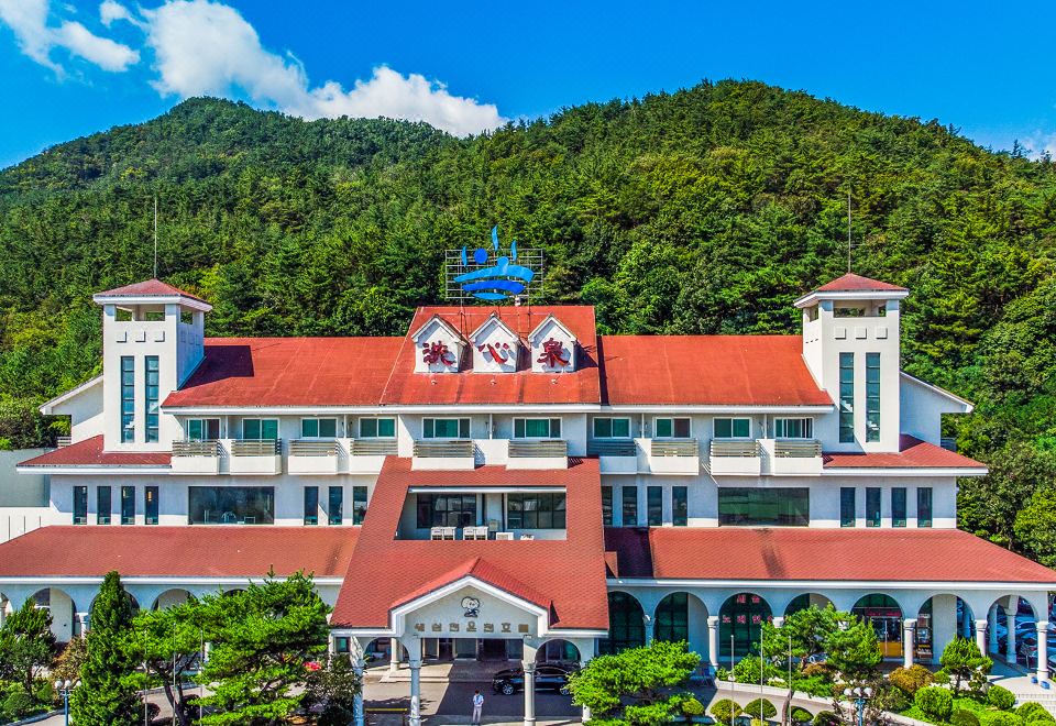 세심천온천호텔의 객실 내부 온천 욕조 사진