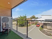 Bright 2-Bed Townhouse with Balcony & Garage