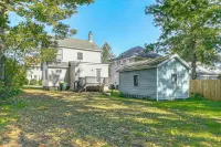 Walk to Main Street! Updated Norwich Home - Homestays