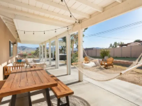 Hillside Desert House - Hot Tub, Fire Pit and BBQ! 3 Bedroom Home by RedAwning 絲蘭谷酒店