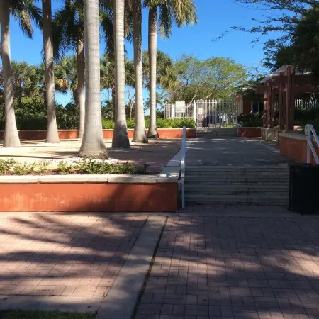Keybiscayne Charmer half a block from private Beach, Restaurants and Boutiques!!