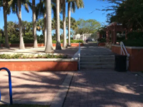 Keybiscayne Charmer half a block from private Beach, Restaurants and Boutiques!!