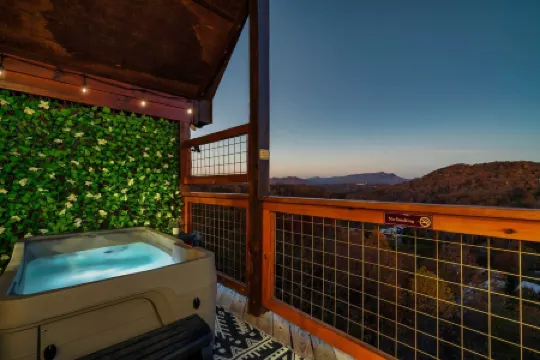 Winter Specials, Honeymoon Cabin with View, Hot Tub, Close to Dollywood