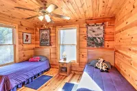 Wheelchair-Accessible Murphy Cabin w/ Fire Pit! - Homestays