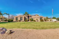 4BR Home Oasis w/ Saltwater Pool, Hot Tub & Sauna - Homestays