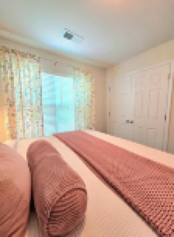 Cozy King Suite / Smart TVs / Self Check-in / Free Parking & Wi-Fi