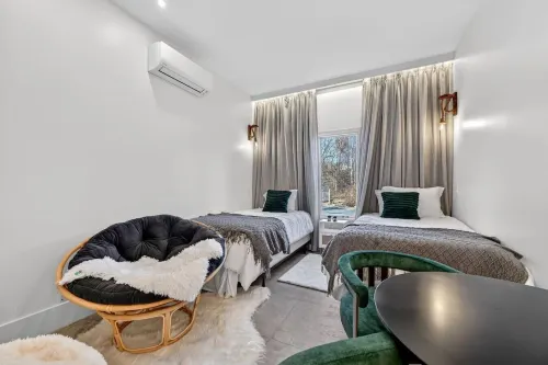 Cozy Modern Studio Near Lake Porch Fire Pit Hotels in Blooming Grove