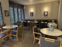 Hotel Dauphin Hotels in Puteaux