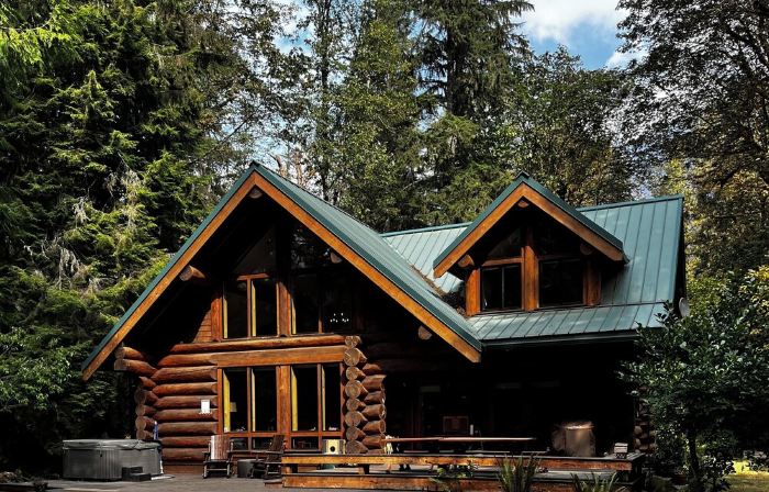 Luxury Riverfront Log Cabin Near Stevens Pass with Hot Tub & Two-Story Fireplace
