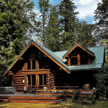 Luxury Riverfront Log Cabin Near Stevens Pass with Hot Tub & Two-Story Fireplace