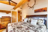 Spacious Rifle Cabin w/ Deck + Mountain Views! - 3 stjerner