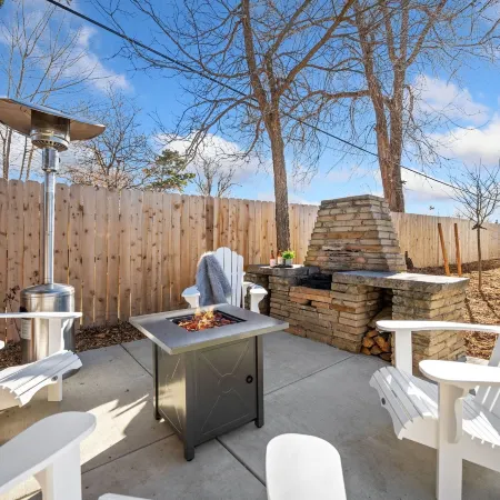 City Park Bungalow Pet Friendly w/ Dog Run