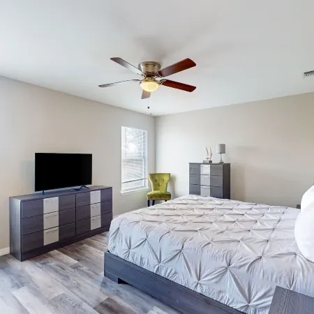 Cozy Spacious Home With Private Backyard and Patio, Near Shopping