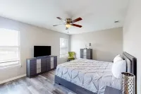 Cozy Spacious Home With Private Backyard and Patio, Near Shopping - Sea View