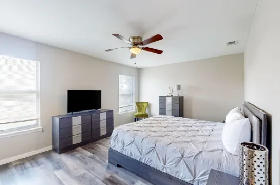 Cozy Spacious Home With Private Backyard and Patio, Near Shopping