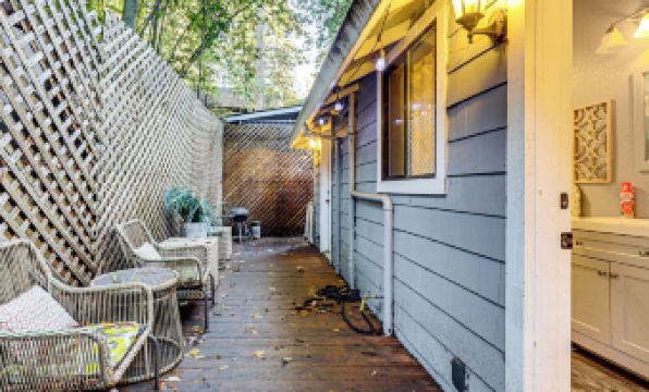 Russian River Retreat! Woodsy Guerneville Bungalow