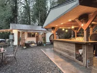 Private Romantic Woodland Getaway- Sauna, Hot Tub, Outdoor Culinary Bar, Gardens - Chalets