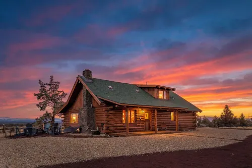 Mountain View Cabin Oasis near Smith Rock on Multi-acre Property, Dog-Friendly!