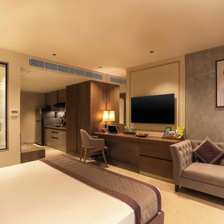 Grand Residency Hotel & Serviced Apartments Отели рядом с достопримечательностью «Железнодорожный вокзал Дадар»