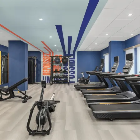 Hampton Inn by Hilton Montreal East Anjou Отели рядом с достопримечательностью «Торговый центр Galeries d'Anjou»