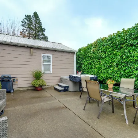 Walk to Twilight Sites! Forks Home w/ Hot Tub