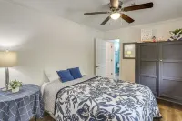 Charming Retreat on 20 Acres w/ Private Lake! - parcheggio