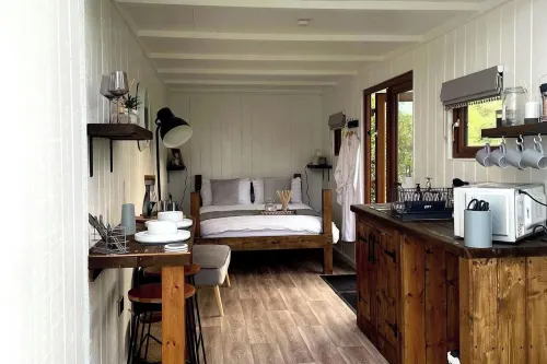 Trethowels Grey Hidden Hut - Apartments