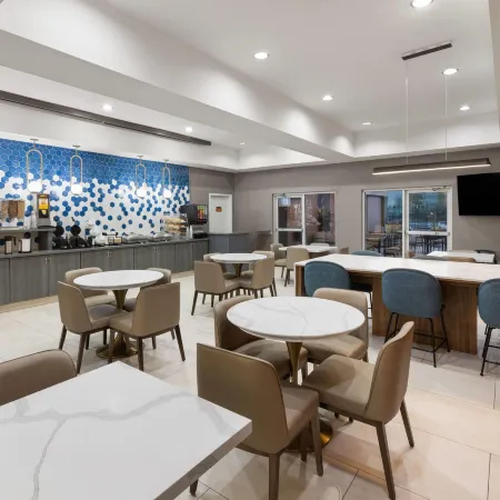 La Quinta Inn & Suites by Wyndham Laredo Airport