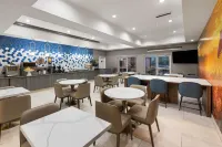 La Quinta Inn & Suites by Wyndham Laredo Airport