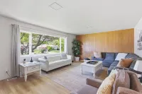 Mid Century Modern-5 min from I-5