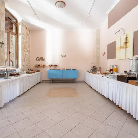 Stratos Hotel