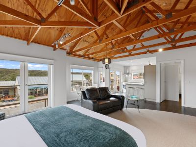 Waves Luxury Suites & Port Central Apartments