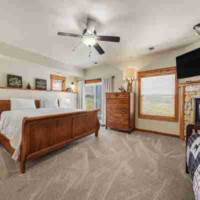Jackstraw Mountain 32 2 Bedroom Condo by RedAwning Rooms