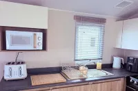 2-Bed Caravan - Sleeps 6 - Pet Friendly - Parking - 2-Star