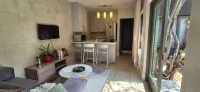 Cozy 2 Bedroom Cottage - Condos