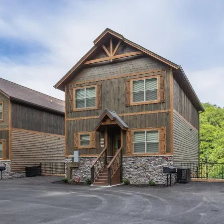 Friendly Bear Plunge is a 5br/5ba Vacation Retreat Complete With Beautiful Views