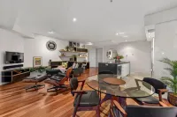 Skyhigh Executive! ~ 2Bed/2Bath/1Car/Views ~ CBD - vue sur la montagne